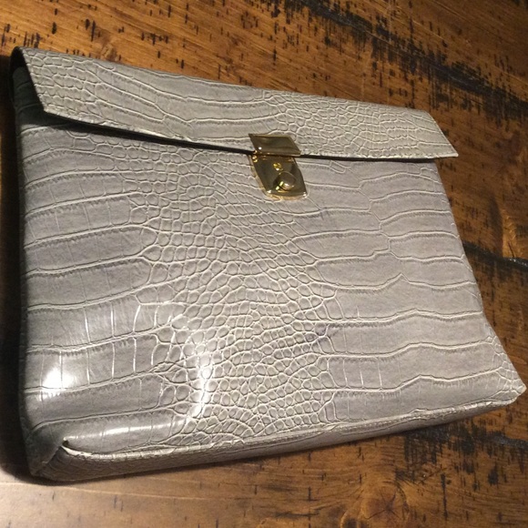 🔥Fierce Faux Crocodile Oversized Clutch💋 - Picture 2 of 7